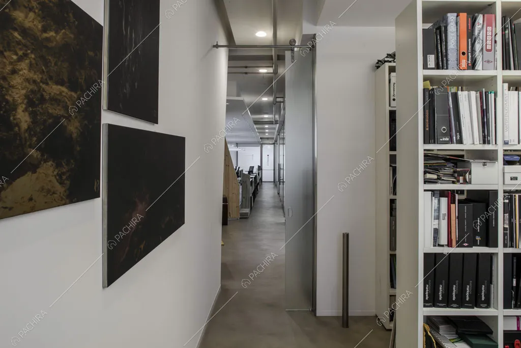 Corridoio dell'ufficio Buglossa, location in stile contemporaneo a Roma