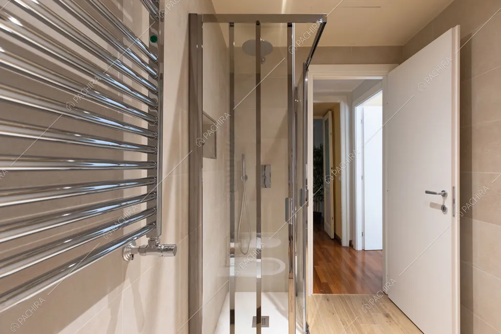 Box doccia nel bagno dell'appartamento Crescione, location in stile contemporaneo a Roma