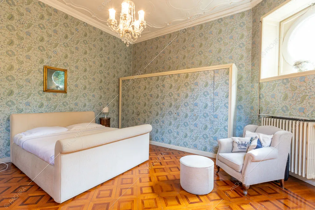 Camera da letto della dimora storica Taurus, location in stile classico a Lecco
