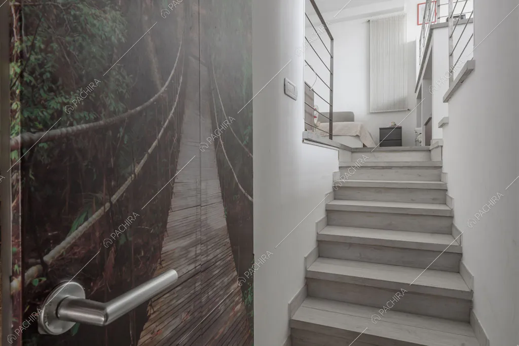 Scale nella camera da letto del loft Ostro, location in stile contemporaneo a Milano