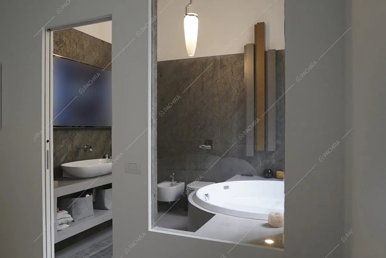 Parete del bagno aperta comunicante con la camera da letto