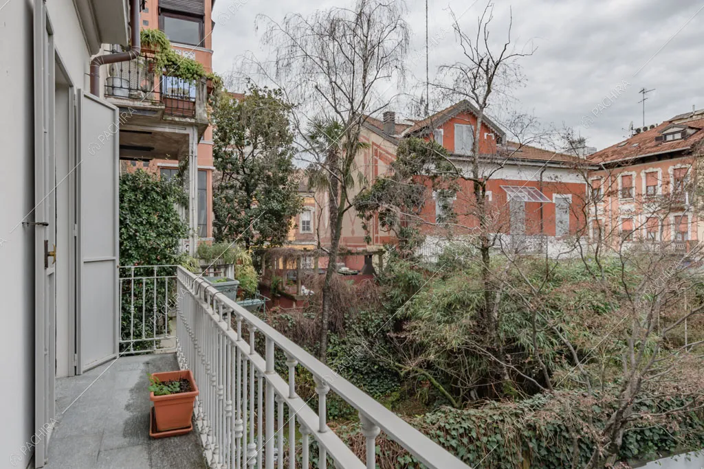 Vista sul giardino dal balcone della villa Kharan, location in stile contemporaneo a Milano