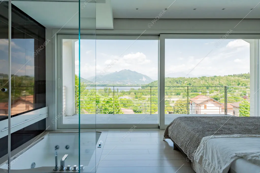 Camera da letto della villa Coral, location in stile contemporaneo a Como
