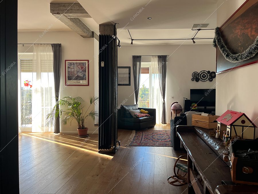 Zona living dell'appartamento Orange, location in stile industriale a Roma