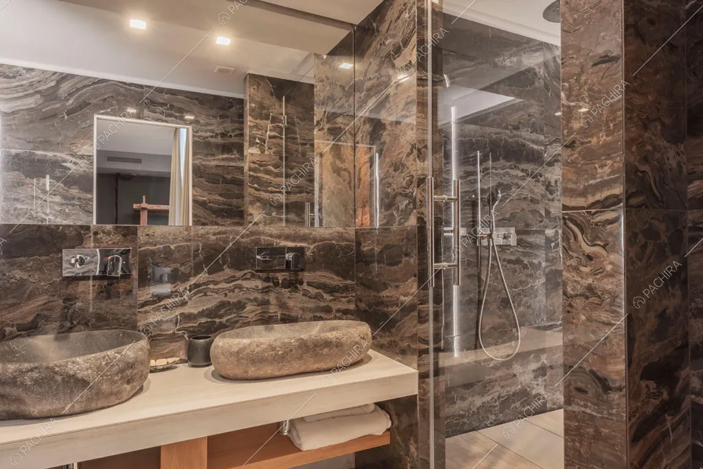 Bagno con pareti in marmo del loft Berillio, location in stile contemporaneo a Roma
