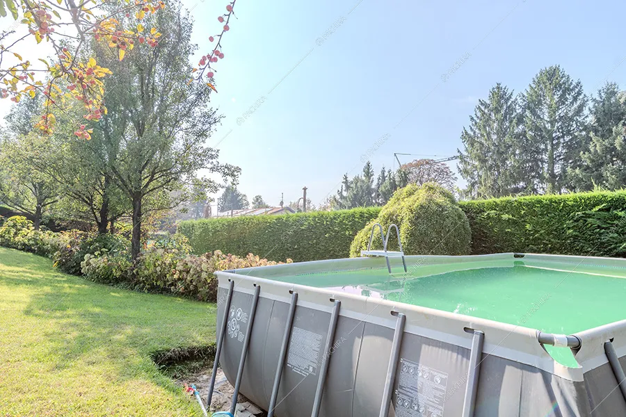 Piscina della villa Litani, location in stile moderno a Monza