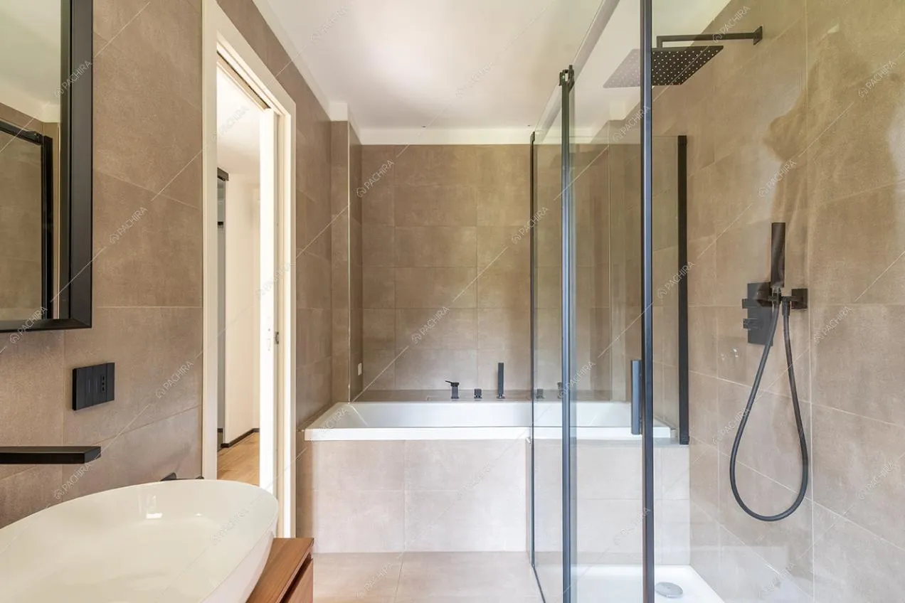 Bagno della villa Guadiana, location in stile moderno a Como