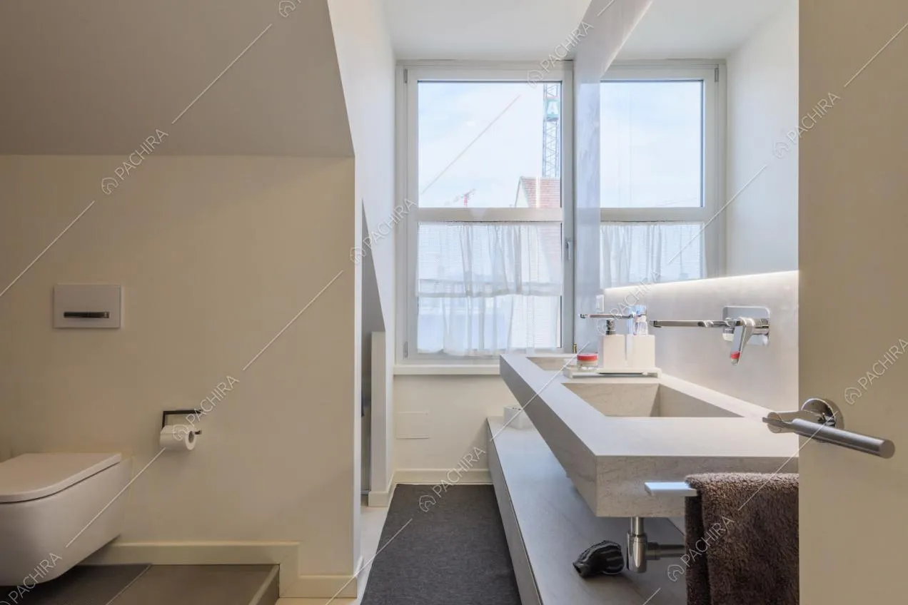 Bagno con doppio lavandino, grande specchio e pareti bianche