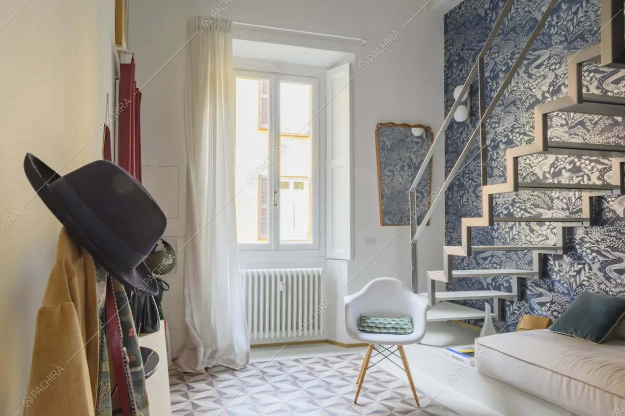 Sala con accesso al piano superiore e particolare carta da parati