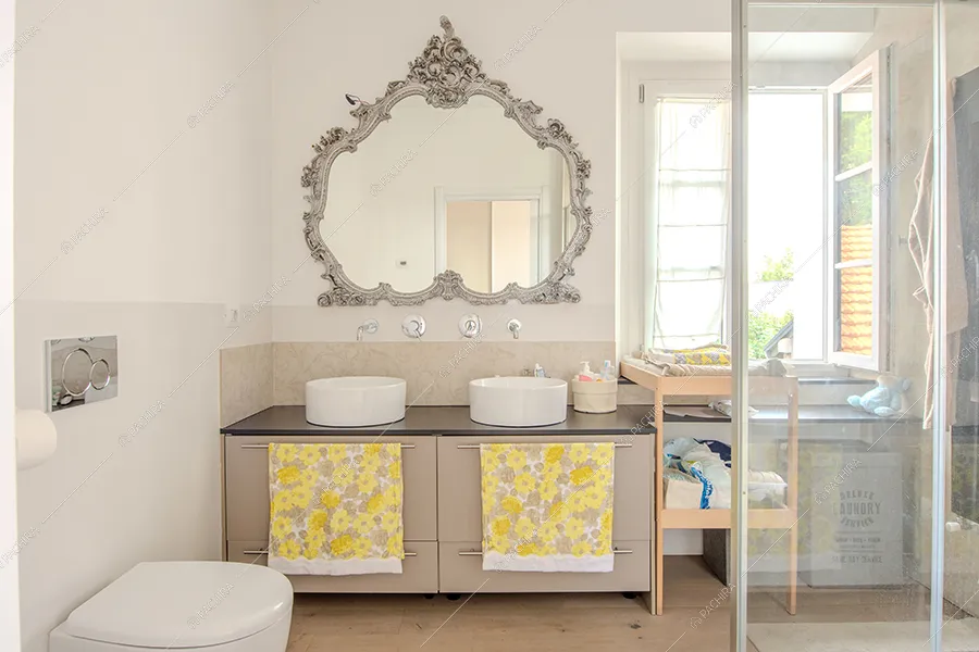 Bagno della villa Dioptasio, location in stile moderno a Monza