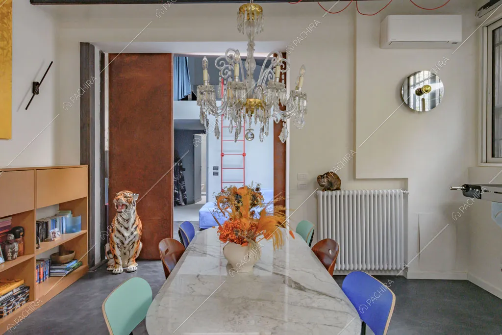 Zona pranzo del loft Unakite, location in stile moderno a Milano