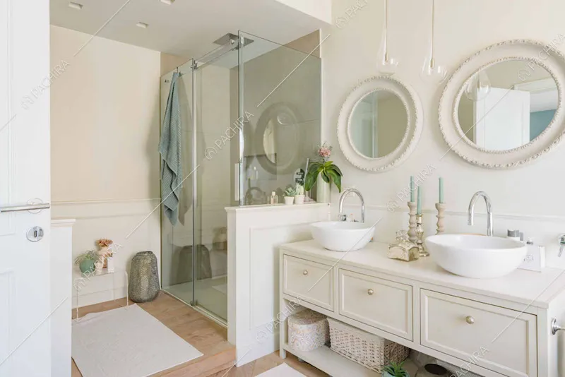 Luminoso bagno con pavimento in parquet e box doccia