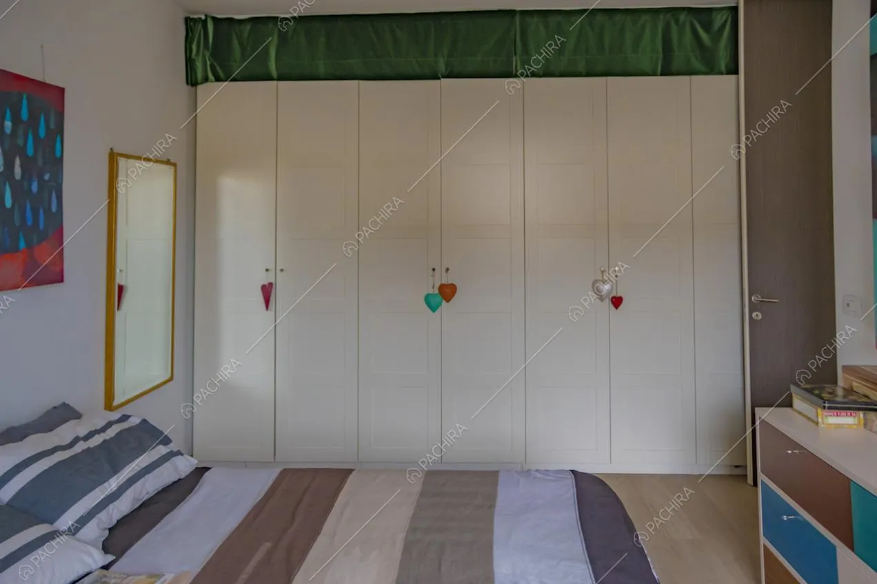 Camera da letto matrimoniale con armadio bianco