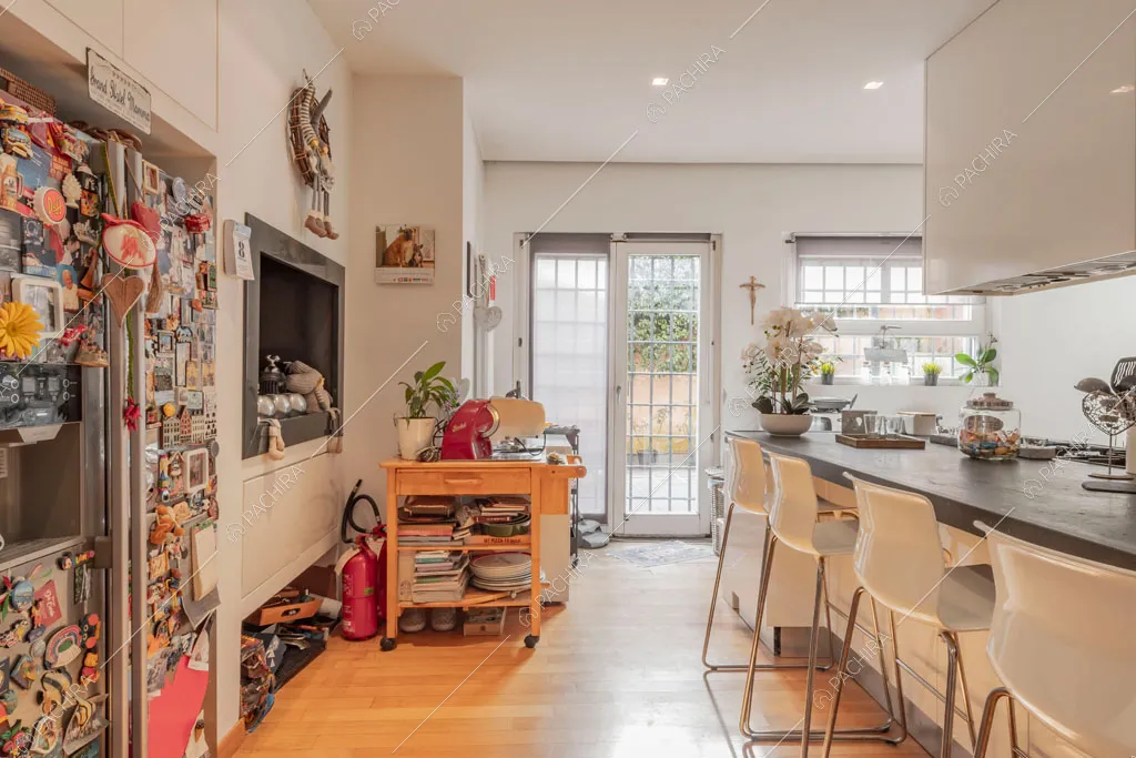 Porte-finestre nella cucina a isola della villa Bauxite, location in stile moderno a Roma