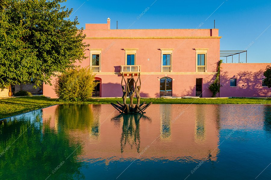 Esterni della masseria Chinook, location in stile contemporaneo a Lecce