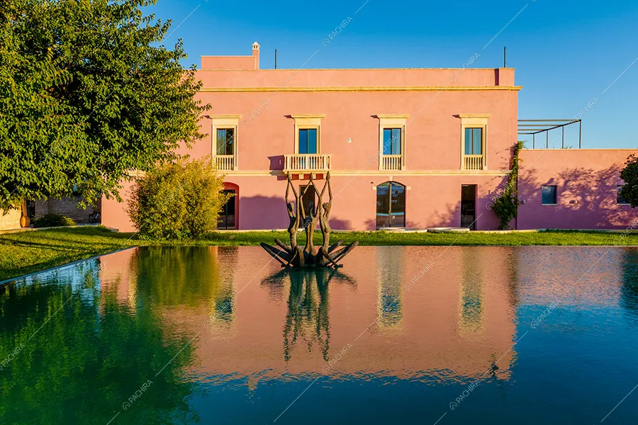 Esterni della masseria Chinook, location in stile contemporaneo a Lecce