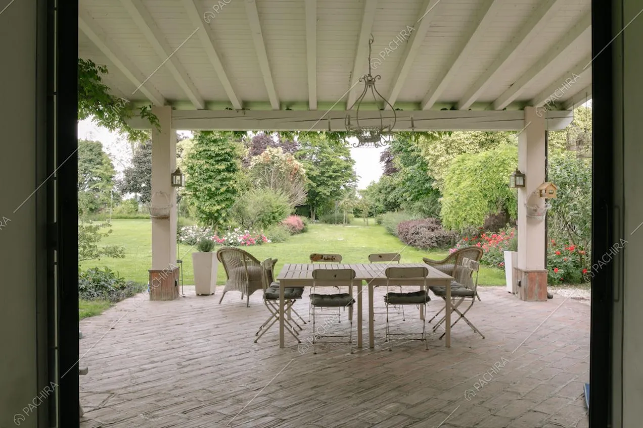 Vista con veranda e giardino