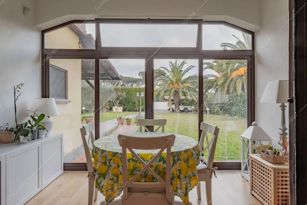 Sala da pranzo con vetrate della villa Cren, location in stile moderno a Roma