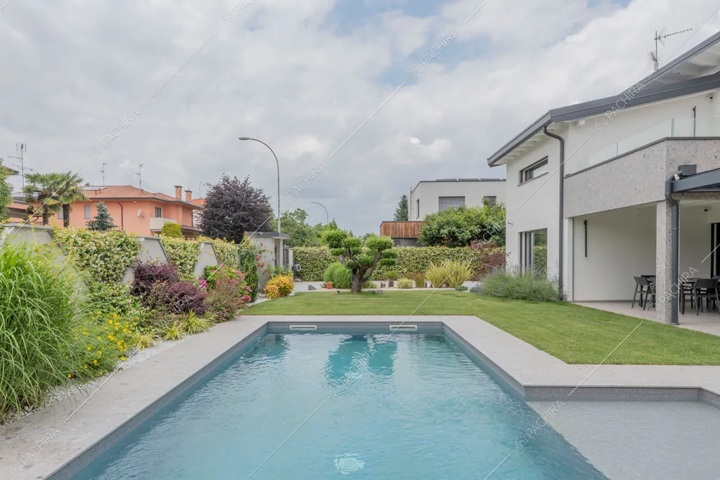 Piscina della villa Diosma, location in stile moderno a Milano