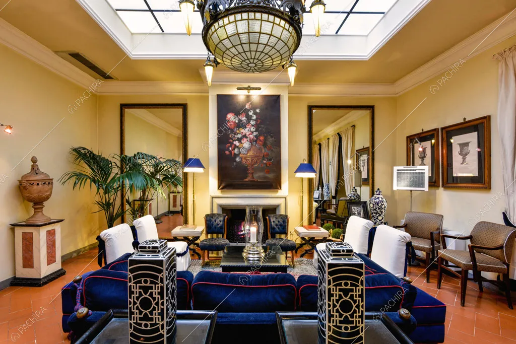 Salotto con camino dell'hotel McKinley, location in stile classico a Firenze