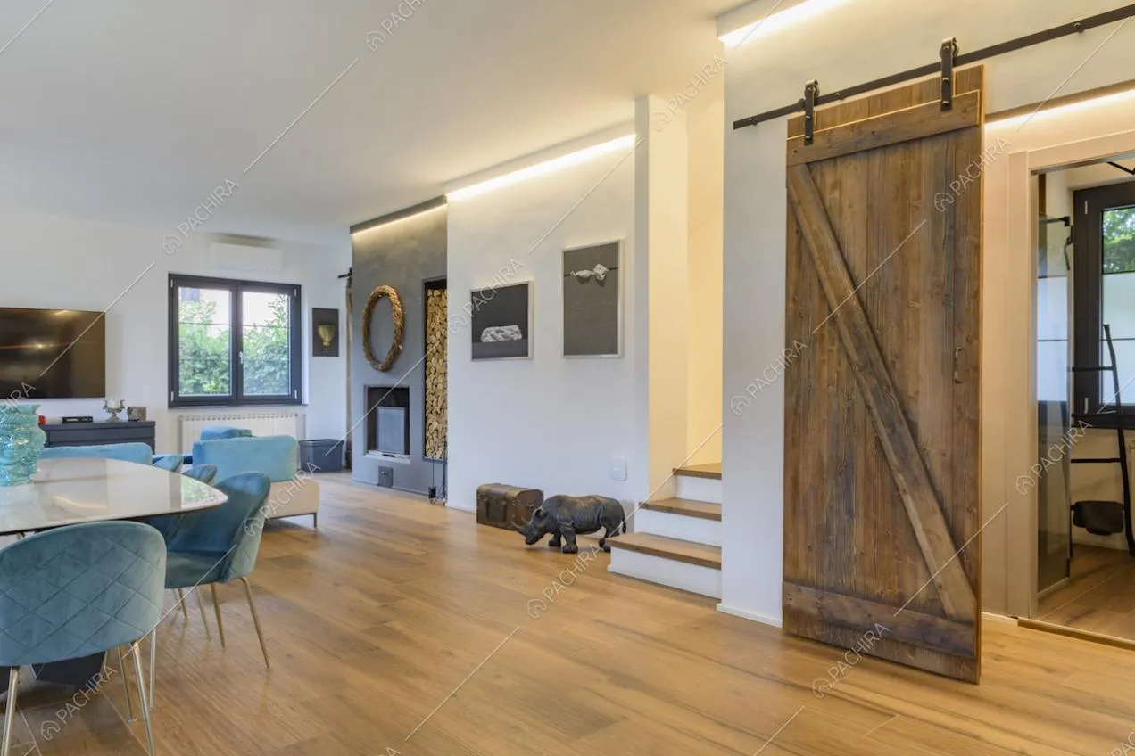 Porta scorrevole in legno e pavimento in parquet