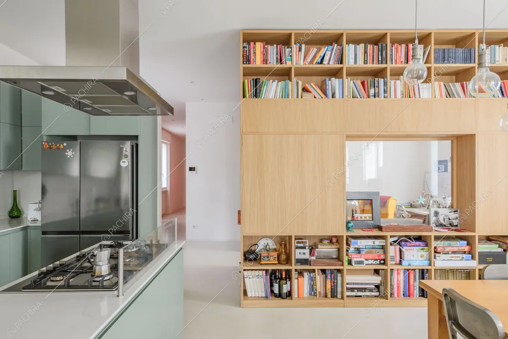 Libreria a parete nella cucina dell'appartamento Papagayo, location in stile contemporaneo a Milano