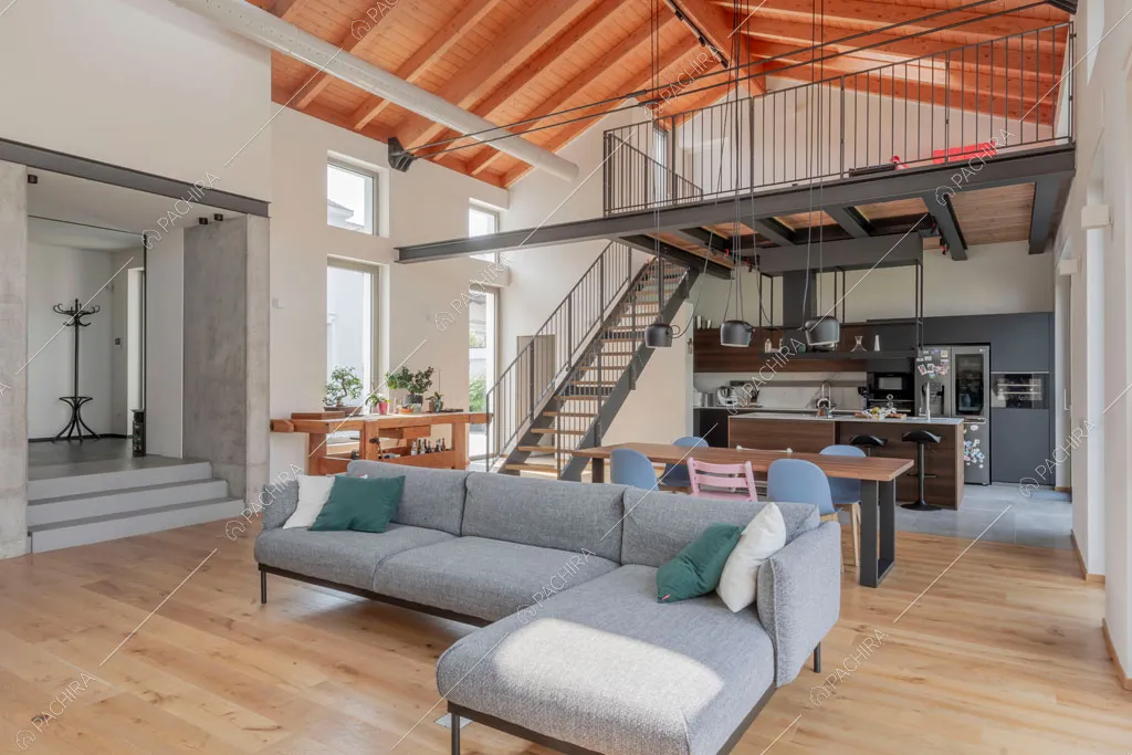 Zona living con pavimento in parquet della villa Eiger, location in stile moderno a Monza