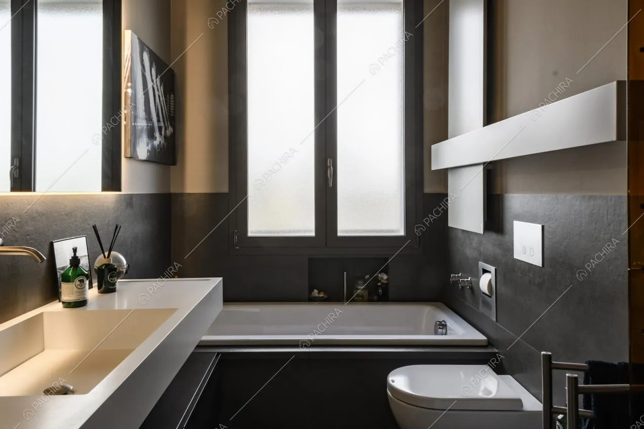 Bagno moderno con vasca e grande finestra