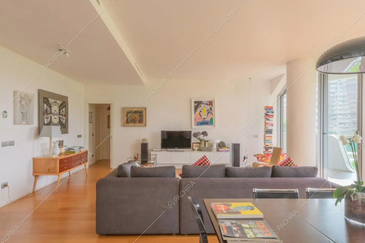 Tavolo da pranzo, divano angolare e pavimento in parquet nella zona living