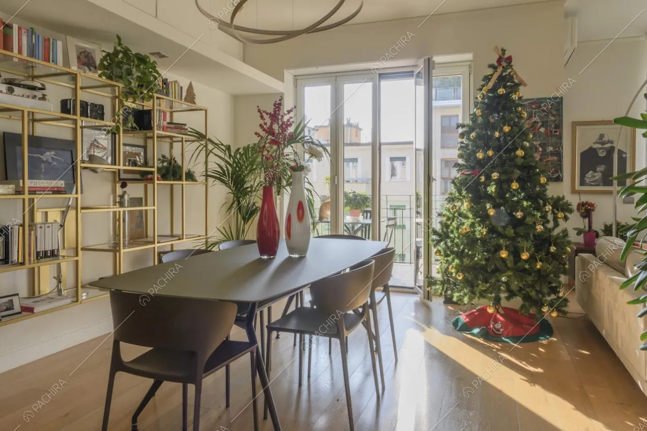 Zona living con libreria in stile contemporaneo