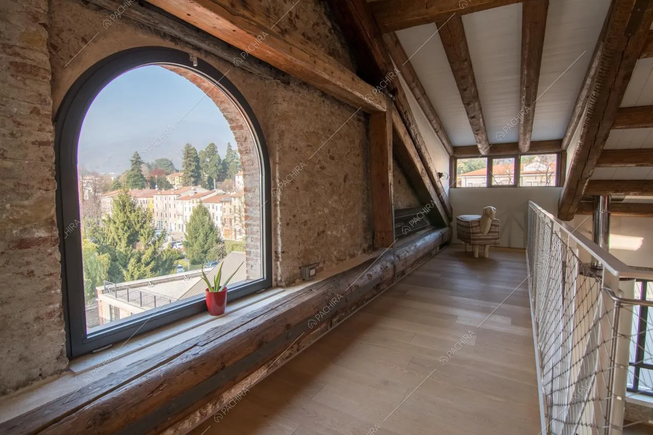 Finestra ad arco su parete di mattoni rossi