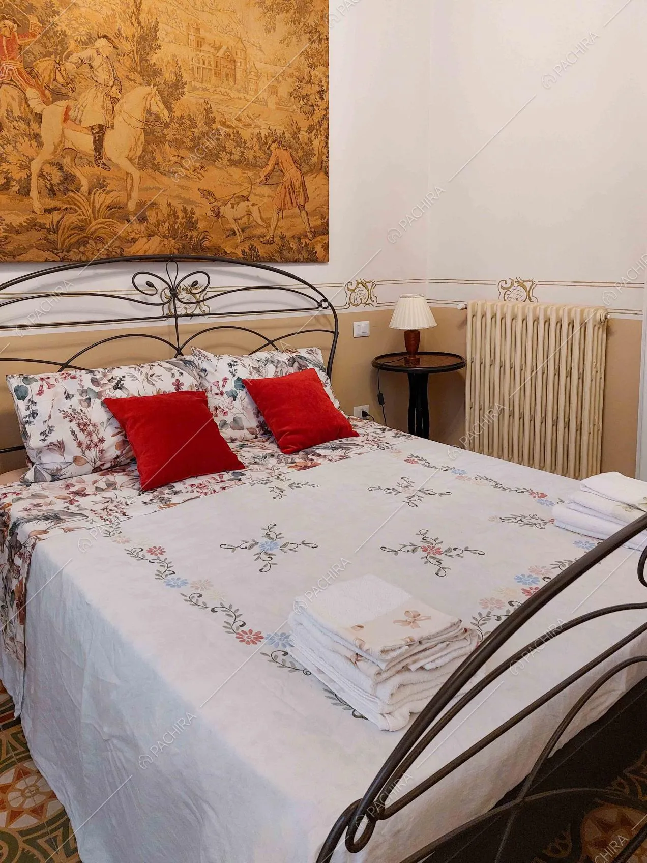 Camera da letto dell'appartamento Ebro, location in stile liberty a Lecce