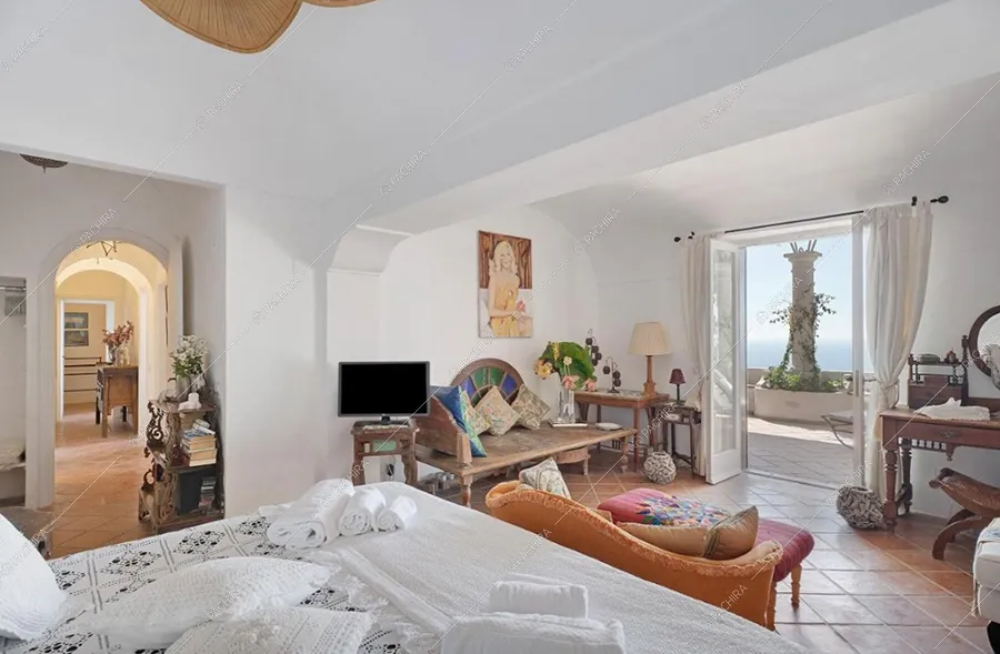 Camera da letto della villa Oder, location in stile classico a Napoli
