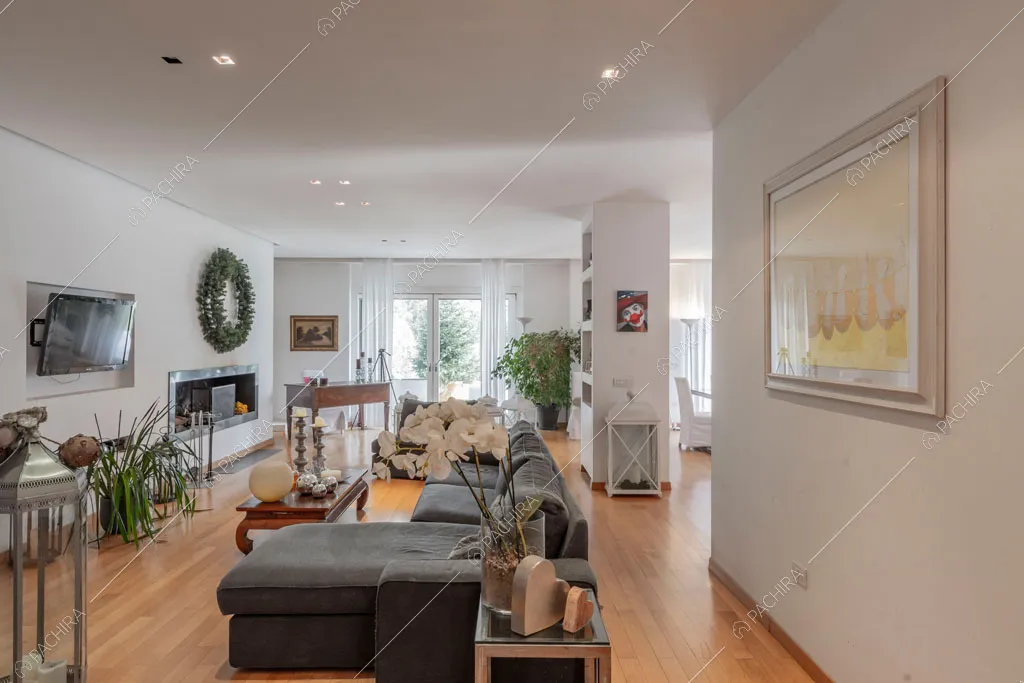 Zona living con pavimento in parquet della villa Bauxite, location in stile moderno a Roma