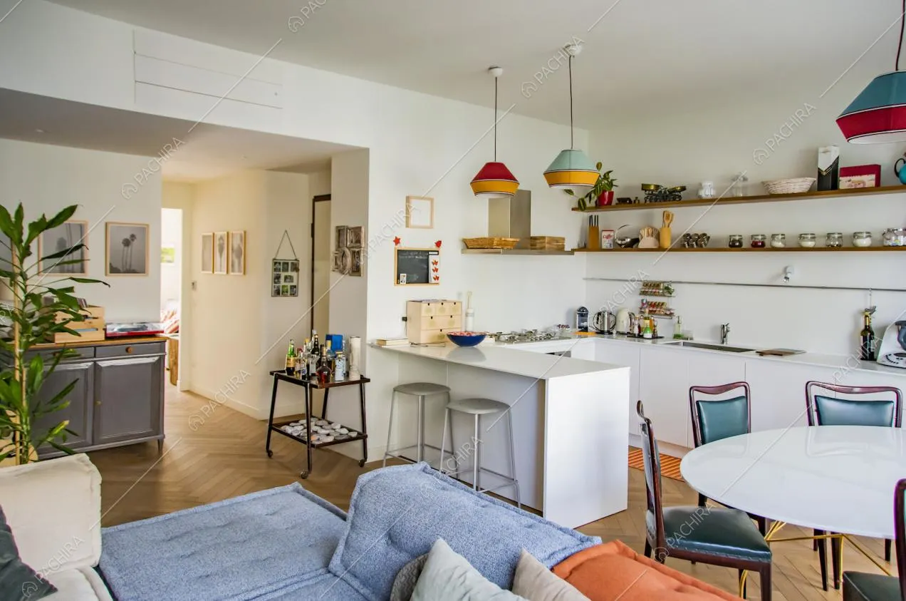 Cucina a vista con lampadari di design colorati