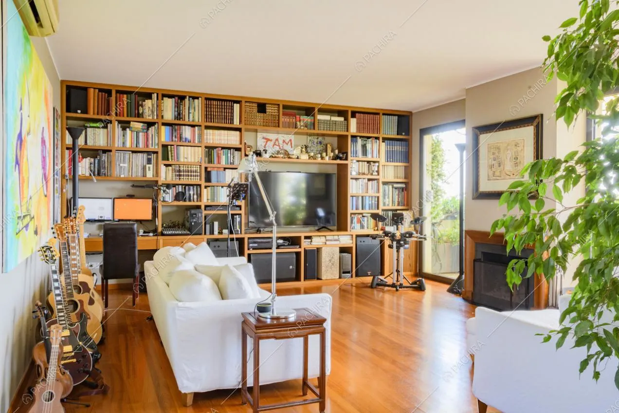 Grande libreria in legno e collezione di chitarre