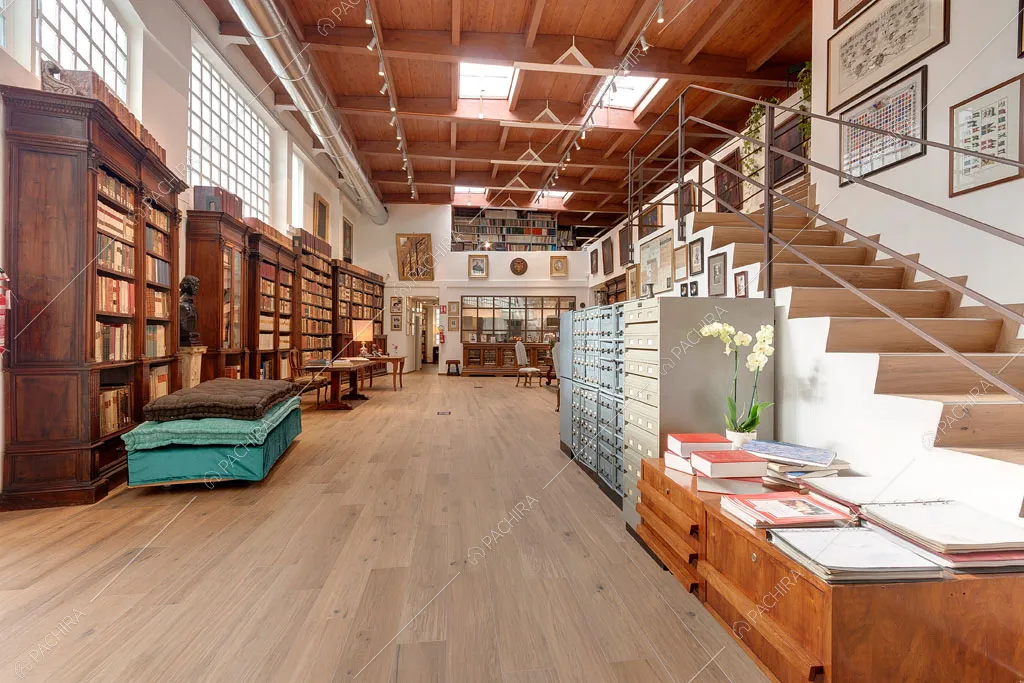 Pavimento in parquet nella sala dell'espositivo Agarico, location in stile contemporaneo a Firenze