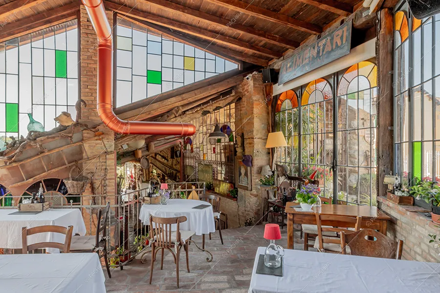 Sala pranzo dell'agriturismo Mistral, location in stile rustico a Pavia