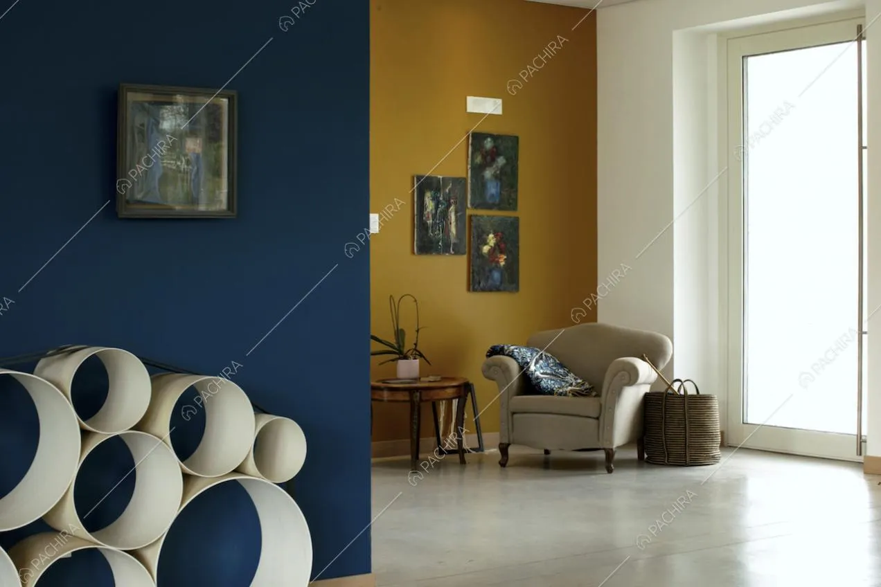Poltrona e tavolino tra le pareti della villa