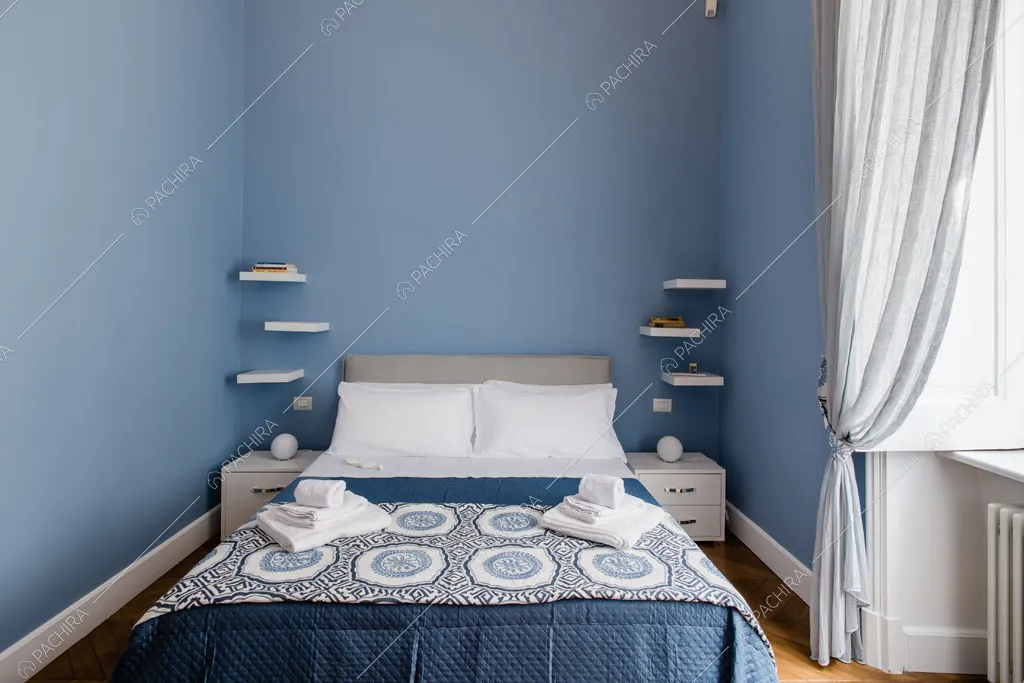Camera da letto dell'appartamento Han, location in stile contemporaneo a Napoli