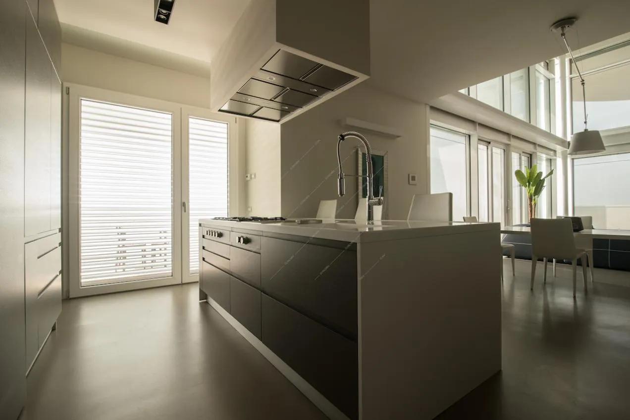 Cucina a isola in stile minimal con cassetti