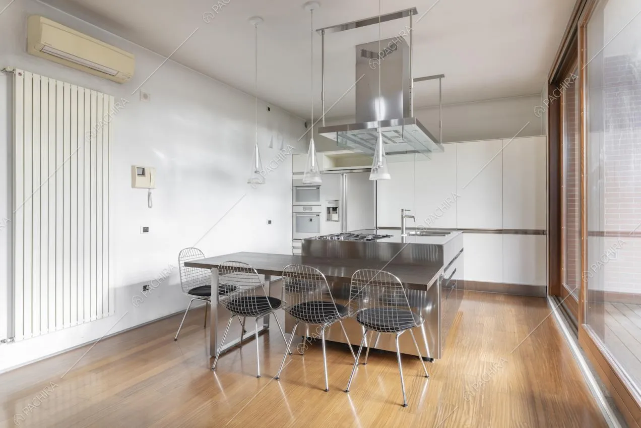 Cucina a vista con tavolo da pranzo e sedie