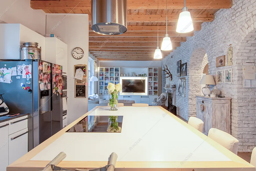 Cucina a isola della villa Dioptasio, location in stile moderno a Monza