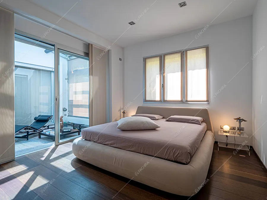 Camera da letto della villa Moonstone, location in stile moderno a Milano