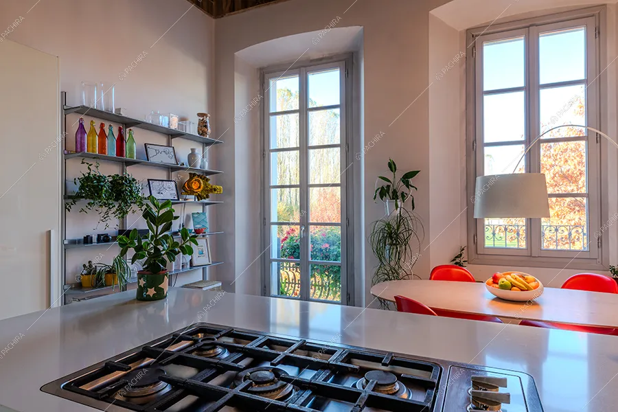Cucina della villa Mayon, location in stile moderno a Milano