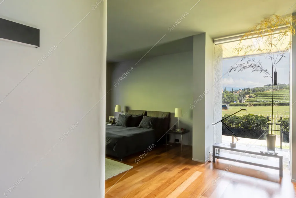 Camera da letto della villa Biotite, location in stile moderno a Verona