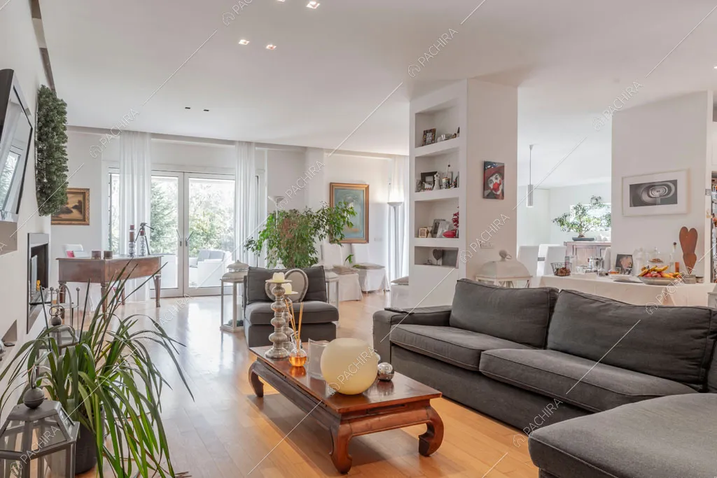 Vetrate nella zona living della villa Bauxite, location in stile moderno a Roma