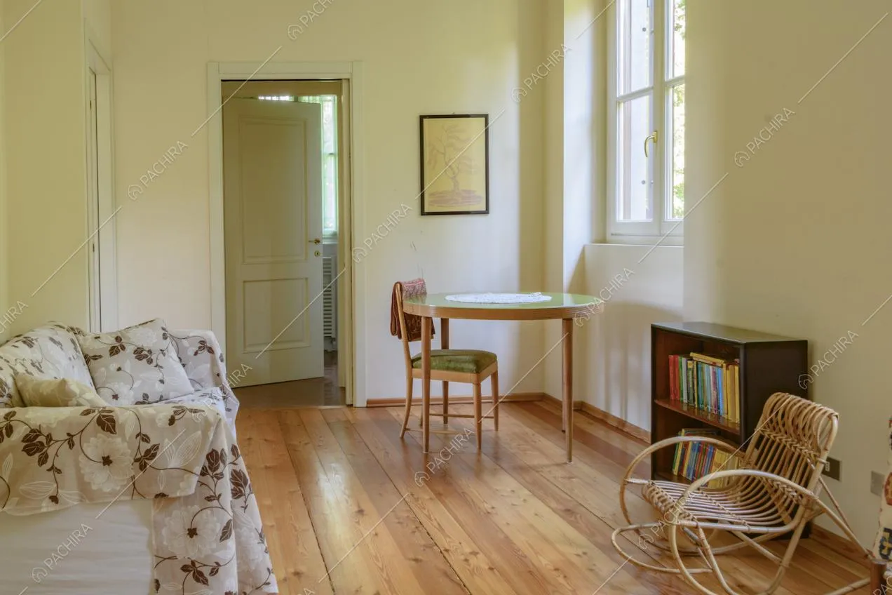 Ambiente luminoso con arredi in legno e parquet