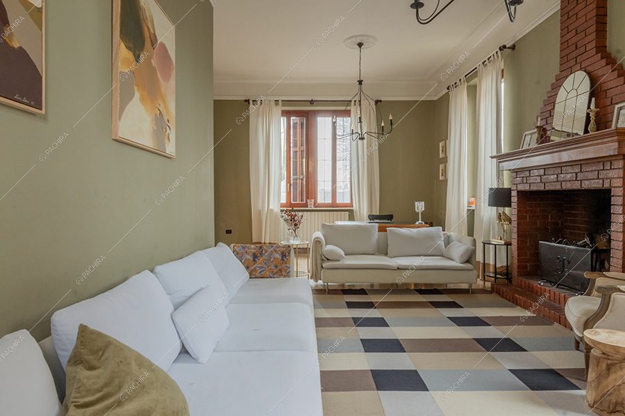 Zona living della villa Vinson, location in stile moderno a Milano