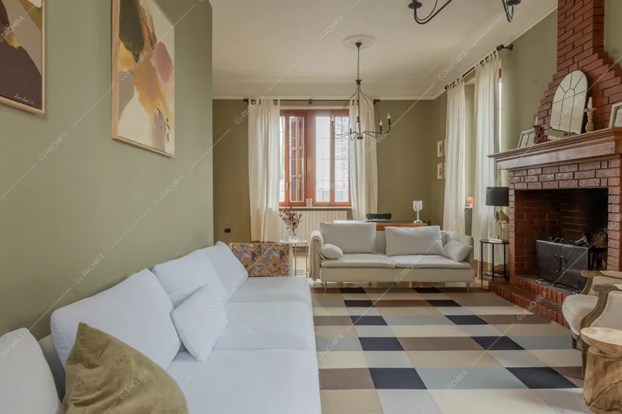 Zona living della villa Vinson, location in stile moderno a Milano